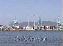 Cadiz:Puerto de Algeciras. Al fondo, el Peñón de Gibraltar.