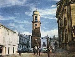 Cadiz:Esta panorámica muestra al fondo la Torre del Reloj, y a su derecha la Iglesia de San Juan Bautista (Chiclana de la Fra.)