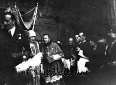 Sus majestades saliendo de la Catedral Nueva (Archivo: Fco. Collantes Madera. Colección particular del autor)