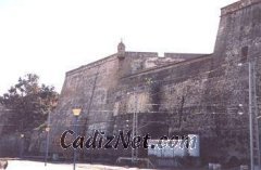 En la parte de la muralla que está junto a la estación de tren, se encuentra uno de los pasadizos de las Cuevas de María Moco
