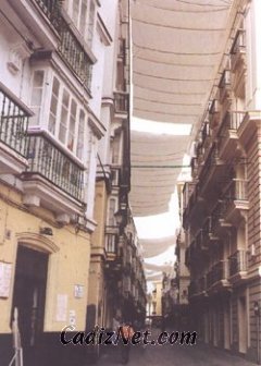 Cadiz:Actualmente, las calles gaditanas por las que transcurre la procesión del Corpus se entoldan como antaño.