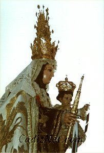 Cadiz:La imagen de la Virgen luce los atributos de Capitán General de la Armada, siendo el Almirante Jefe de la Zona Marítima del Estrecho su Hermano Mayor Honorario