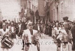 Cadiz:Procesión Magna del Viernes Santo de 1955. Tras la vistosa escolta romana que acompaña a Nuestro Padre Jesús del Ecce-Homo sigue en el cortejo magno el paso de Nuestro Padre Jesús de la Sentencia